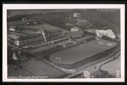 AK Winterberg /Hochsauerland, Kurhaus mit Fussballplatz aus der Vogelschau