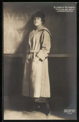 Foto-AK Hugo Erfurth: Schauspielerin Elisabeth Rethberg in langem Mantel