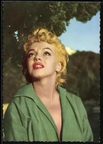 AK Schauspielerin Marily Monroe im grünen Kleid mit Blick nach oben