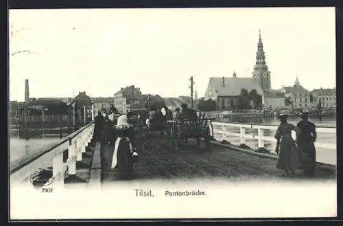 AK Tilsit, Pontonbrücke mit Blick auf die Stadt