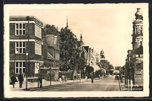 AK Insterburg, Wilhelmstrasse mit Gebäuden und Litfass-Säule