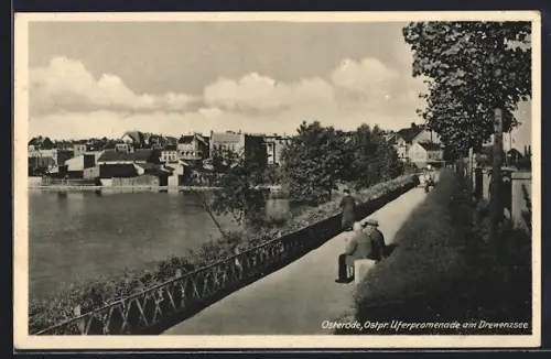 AK Osterode /Ostpr., Uferpromenade am Drewenzsee
