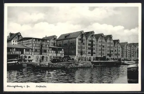 AK Königsberg i. Pr., Hafen und Frachtschiff mit Holz beladen