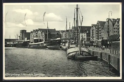 AK Königsberg i. Pr., Alte Speicher, Frachtschiff und Lastkähne am Kai