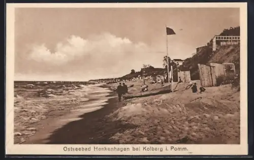 AK Henkenhagen bei Kolberg, Strandpartie mit Badebesuchern