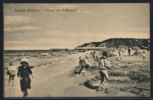 AK Misdroy, Strandpartie mit Badegästen und dem Kaffeeberg