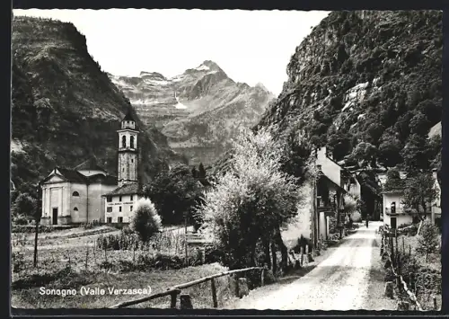 AK Sonogno /Valle Verzasca, Ortspartie mit Strasse
