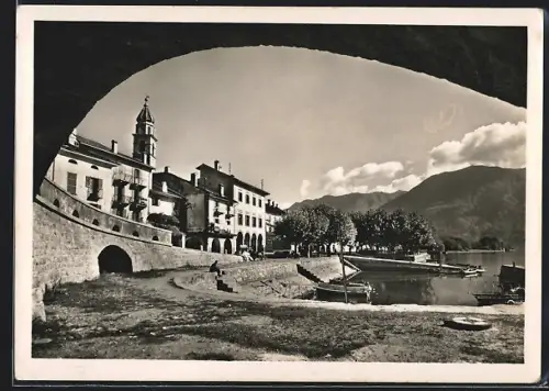 AK Ascona, Uferpromenade mit Ruderboot und Kirchturm