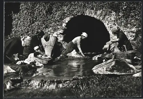 AK Ascona / Lavandaie, Damen waschen ihre Kleidung im Bach