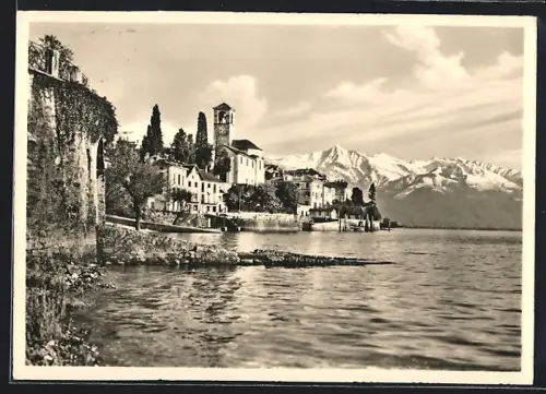 AK Brissago /Lago Maggiore, Ortsansicht vom Ufer aus mit verschneiten Bergen