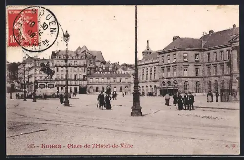 AK Rouen, Place de l`Hôtel-de-Ville avec passants et bâtiments historiques