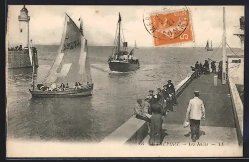 AK Le Tréport, Les Jetées avec bateaux à voile et phare en arrière-plan