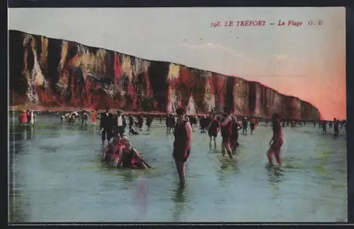 AK Le Tréport, La Plage avec les falaises en arrière-plan