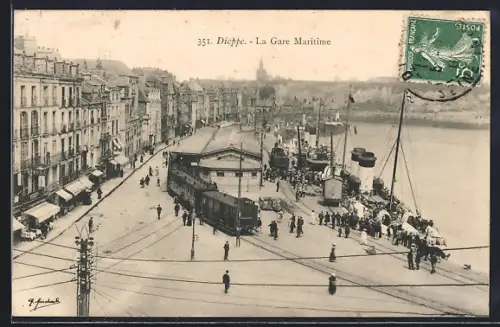 AK Dieppe, La Gare Maritime avec tram et quai animé