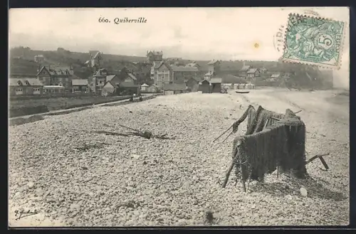 AK Quiberville, Vue sur la plage de galets et le village en arrière-plan
