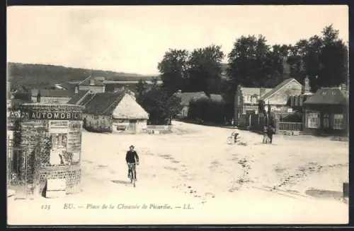 AK Eu, Place de la Chaussee de Picardie avec cyclistes et bâtiments historiques