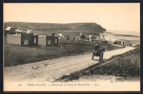 AK Criel-Plage, Arrivée par la Route de Mesnil-Val
