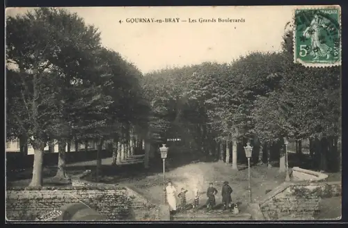 AK Gournay-en-Bray, Les Grands Boulevards avec des promeneurs et rangées d`arbres majestueux