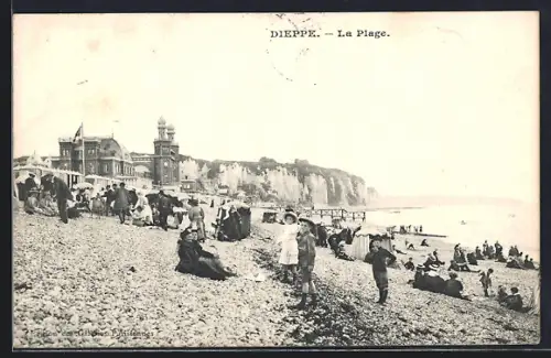 AK Dieppe, La Plage avec des baigneurs et vue sur les falaises et le casino
