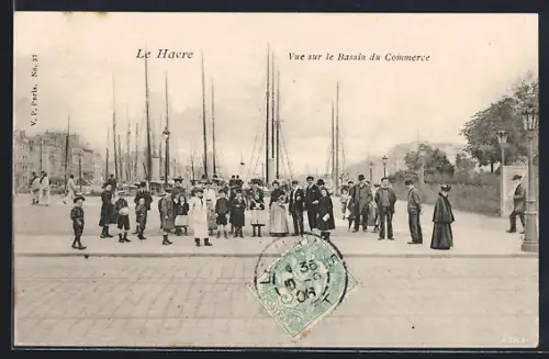 AK Le Havre, Vue sur le Bassin du Commerce avec des personnes au premier plan