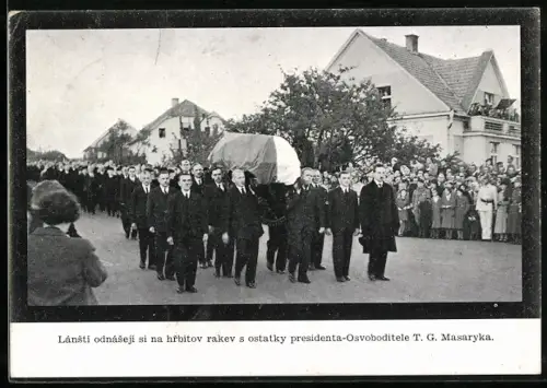 AK Lánsti odnaseji si na hrbitov rakev s ostatky presidenta-Osvoboditele T. G. Masaryka