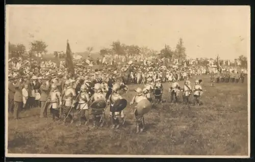 Foto-AK Soldaten in Rüstung mit Lanzen