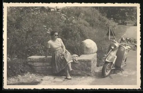 Foto-AK Frau mit einem Puch Motorroller