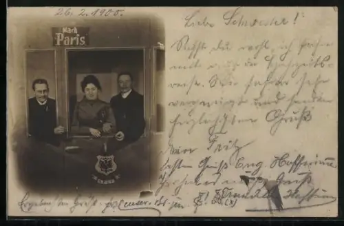 Foto-AK Drei Personen in einer Zug-Kulisse, Nach Paris