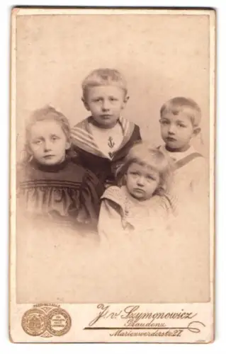 Fotografie J.v. Szymonowicz, Graudenz, Marienwerderstr. 27, Vier Kinder mit ernstem Blick