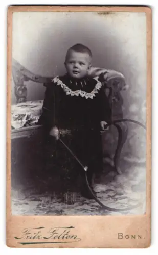 Fotografie Fritz Felten, Bonn, Maxstrasse 45, Kind mit Reifen