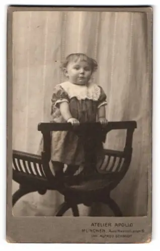 Fotografie Alfred Schmidt, München, Maximilianstr. 6, Kind auf einem Stuhl