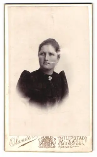 Fotografie G. Ölander & Son, Filipstad, Dame in dunklem Kleid mit Brosche