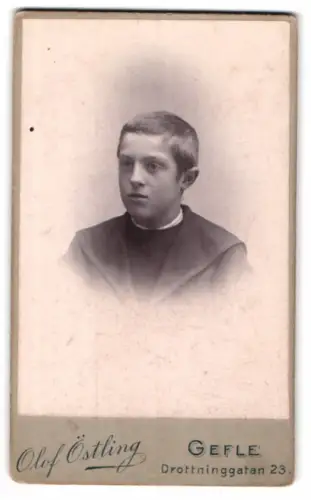 Fotografie Olof Östling, Gefle, Drottninggatan 23, Portrait eines jungen Mannes