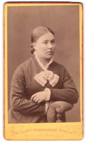 Fotografie Anna Ollsson, Karlstad, Porträt einer Frau mit elegantem Kleid