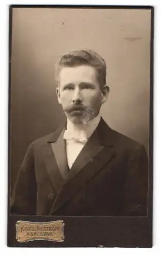 Fotografie Karl Nyström, Karlstad, Klara No. 4, Portrait eines eleganten Herrn