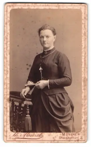 Fotografie Th. Menzel, München, Steinstrasse 2, Dame mit Blume