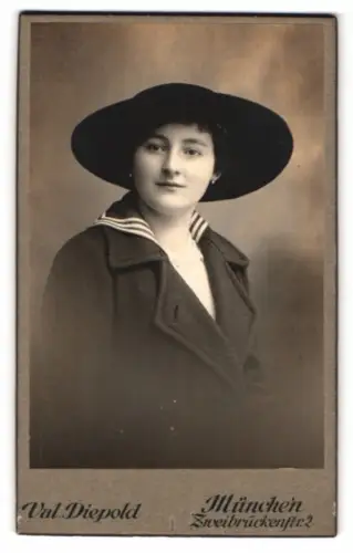 Fotografie Val. Diepold, München, Zweibrückenstr. 2, Frau mit grossem Hut im eleganten Mantel