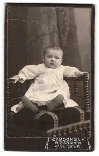 Fotografie Samson & Co, Wiesbaden, gr. Burgstr. 10, Porträt eines Kleinkinds auf einem Stuhl
