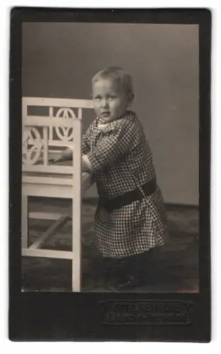 Fotografie Otto Reinicke, Leipzig-Raunsdorf, Kind mit Stuhl