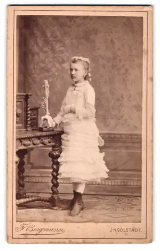 Fotografie F. Bergmann, Ingolstadt, Theresienstrasse 329, Mädchen im weissen Kleid mit Blumendekor