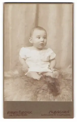 Fotografie Atelier Electric, München, Zweibrückenstr. 81, Porträt eines Kleinkindes