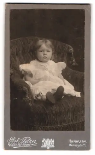 Fotografie Rob. Fetzer, Hanau a. M., Ramsaystr. 11, Kind auf Sessel