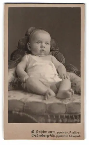 Fotografie R. Kohlmann, Godesberg a. Rh., Gegenüber dem Kurpark, Porträt eines kleinen Kindes