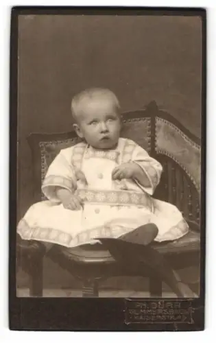 Fotografie Ph. Dürr, Gummersbach, Kleinkind auf Stuhl sitzend
