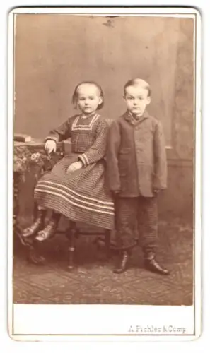 Fotografie A. Pichler & Comp., Olmütz, Oberring 365, Zwei Kinder im Atelier