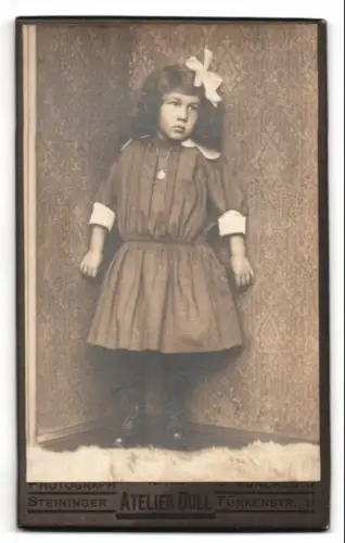 Fotografie Steininger, München, Türkenstrasse 31, Porträt eines jungen Mädchens mit Schleife