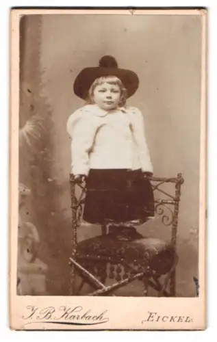 Fotografie J. B. Karbach, Eickel, Kaiserstrasse, Kind auf dekorativem Stuhl