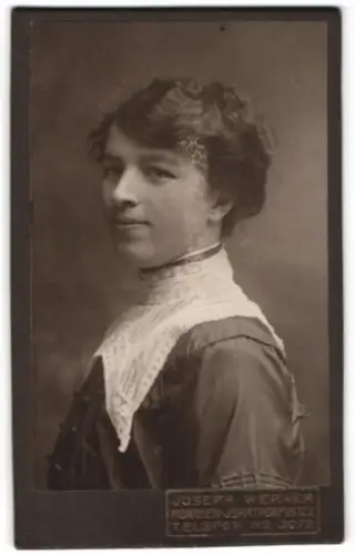 Fotografie Joseph Werner, München, Isartorplatz 2, Porträt einer Frau in eleganter Kleidung