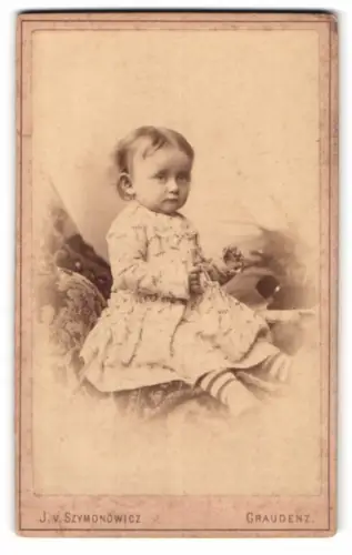 Fotografie J. v. Szymonowicz, Graudenz, Marienwerderstr. 27, Kind in gemustertem Kleid