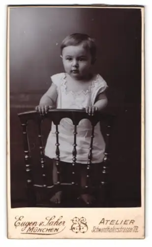Fotografie Eugen v. Saher, München, Schwanthalerstrasse 73, Kleinkind auf einem Stuhl